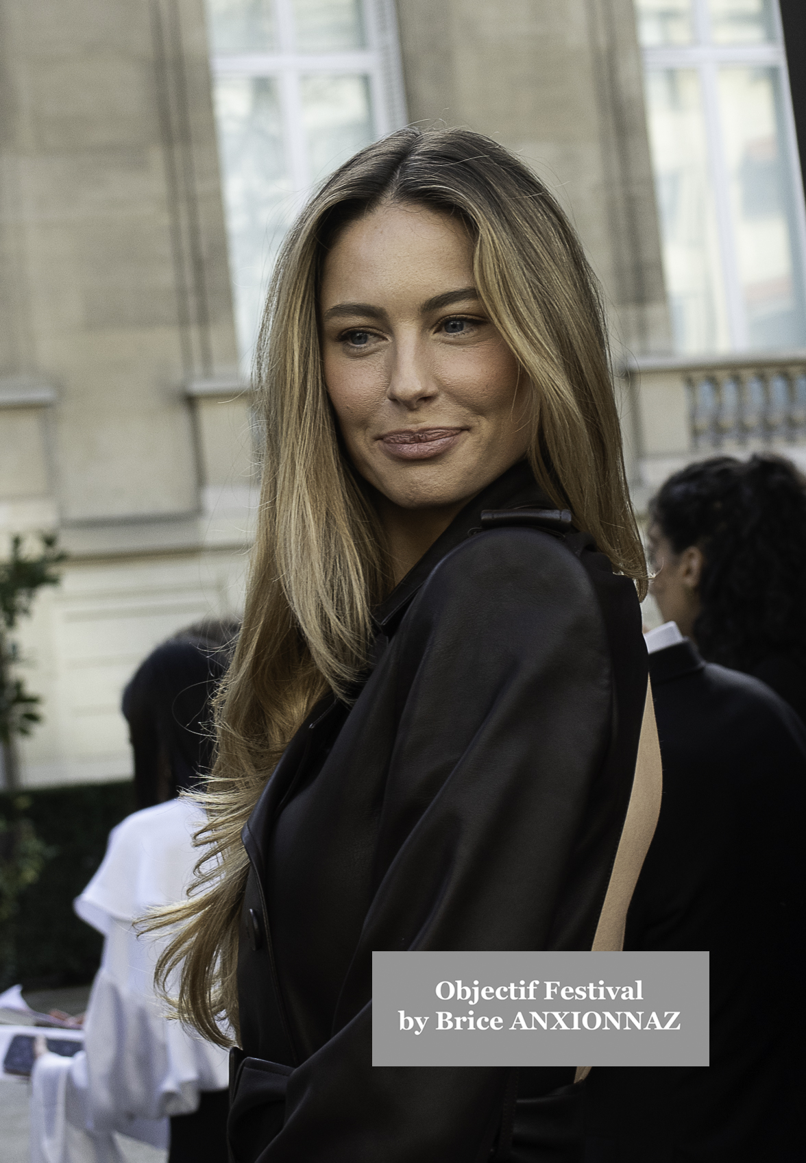 Photo streetstyle de Diane Kruger - Streetstyle photos of guest arrivals at the Nina Ricci show lors du défilé Nina Ricci Spring 2025 à Streetstyle-photos-of-guest-arrivals-at-the-Nina-Ricci-show, Paris Fashion Week le 7 March 2025 par Brice ANXIONNAZ (Objectif Festival)